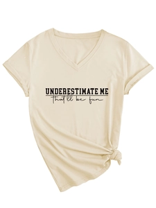 Détail du t-shirt crème à col en V avec slogan imprimé et nœud élégant sur le devant