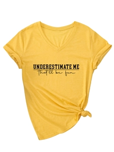 Détail du t-shirt jaune à col en V avec texte imprimé et nœud créatif à l'ourlet