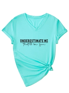 T-shirt col en V avec texte 'UNDERESTIMATE ME' et détail de nœud avant élégant