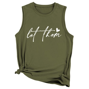 Détail du débardeur sans manches vert armée avec let them imprimé et nœud latéral