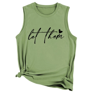 Détail du débardeur vert en coton avec imprimé let them et design de nœud sur le côté