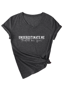 Détail d'un t-shirt gris anthracite à col en V avec manches retroussées et nœud à l'ourlet
