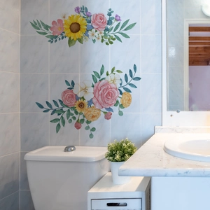 Adesivi murali con girasoli e rose dipinti a mano su piastrelle bianche del bagno