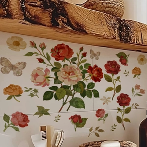 Stickers muraux autocollants avec roses vintage et papillons sur carrelage blanc