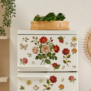 Détail de stickers muraux roses peints à la main sur la surface d'un réfrigérateur blanc