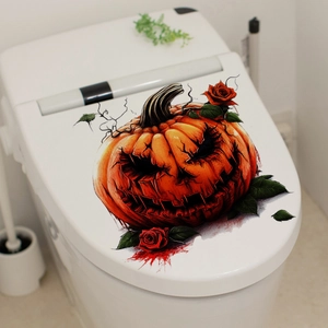 Λεπτομέρεια αυτοκόλλητου κολοκύθας Halloween και κόκκινου ρόδου σε λευκό καπάκι WC