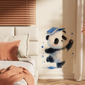 Κοντινό πλάνο αυτοκόλλητου τοίχου panda με λεπτομέρειες ακουαρέλας στο δωμάτιο