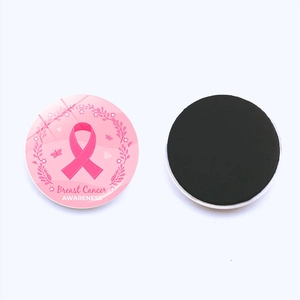 Aimant ruban rose sensibilisation cancer du sein avec motif floral et dos magnétique noir rond