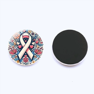 Détail d'aimant de frigo 25mm ruban rose montrant l'avant en verre et le support magnétique