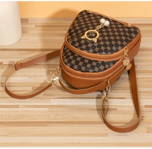 Détail du mini sac à dos à fleurs avec zips dorés et pendentif perle chat mignon