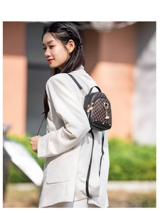 Détail de profil du mini sac à dos à imprimé avec pendentif chat et perle sur mannequin