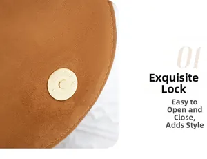 Détail du fermoir magnétique doré et texture mate marron du sac à bandoulière