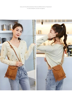 Détail du sac bandoulière marron à franges avec double pompons et fine lanière