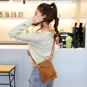 Sac à bandoulière marron en daim à franges pour femme au style rétro et élégant