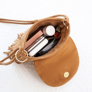 Sac bandoulière en daim marron à franges montrant l'intérieur pour téléphone et maquillage