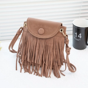 Sac bandoulière marron avec franges en suédine et détails d'anneaux dorés élégants
