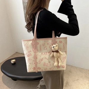 Borsa tote beige in pelle PU con stampa graffiti rosa e ciondolo orsetto di peluche