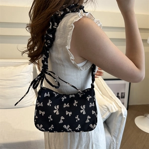Borsa a tracolla in nylon floreale con fiocchi e spallacci a pieghe per l'estate
