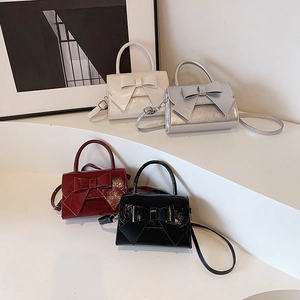 Mini sacs carrés chic avec nœuds oversize en blanc, argent, rouge et noir élégants