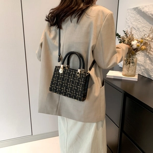 Sac bandoulière élégant en tweed noir et doré avec poignée structurée et style chic