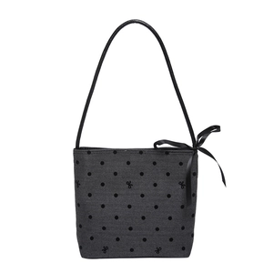 Borsa a spalla grigia a pois neri con ricami a fiocco e nastro decorativo chic