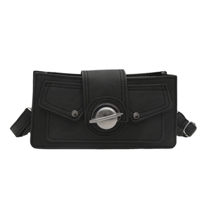 Sac bandoulière noir minimaliste avec fermoir planète en argent et détails poches