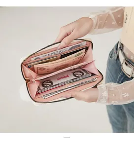 Detailansicht der Innenseite einer weißen Geldbörse mit rosa Futter und Kartenfächern