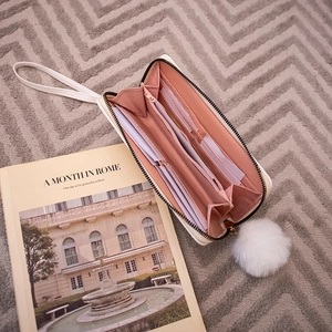 Weiße Damen-Brieftasche mit Stickerei, Plüschball-Anhänger und vielen Kartenfächern