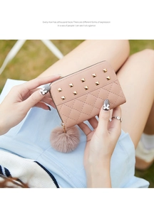 Portefeuille matelassé rose avec clous dorés et détail de pompon en fausse fourrure
