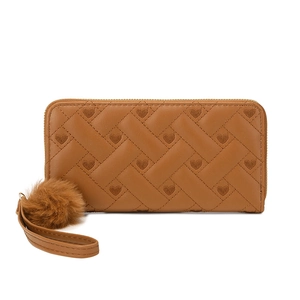 Portefeuille long marron avec broderie coeur, texture tressée et pompon sur fond blanc
