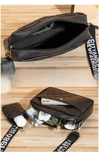 Vue détaillée de l'intérieur du sac matelassé contenant un téléphone et du maquillage
