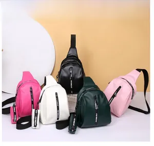 Detaillierte Ansicht von fünf bunten Mini-Brusttaschen mit sportlichen Fitright-Riemen
