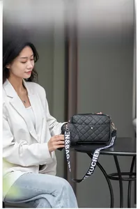 Sac bandoulière matelassé noir avec sangle à lettres et petit porte-monnaie suspendu