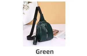 Detail der grünen Brusttasche mit Mini-Reißverschlussbeutel und bedrucktem Gurt