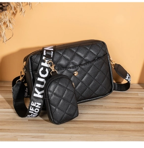 Detail der schwarzen Stepptasche mit breitem Buchstabengurt und kleinem Münzfach