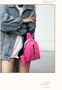 Detailansicht der neonpinken Brusttasche mit kleinem Beutel und verstellbarem Nylongurt