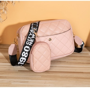 Nahaufnahme der rosa gesteppten Umhängetasche mit Münzfach und breitem Buchstaben-Gurt