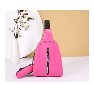 Detailansicht der pinken Sport-Umhängetasche mit Buchstabengurt und kleiner Münztasche
