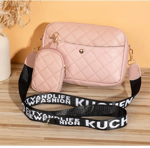 Details der rosa gesteppten Umhängetasche mit gewebtem Gurt und passender Münztasche