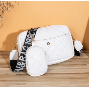 Détail du sac bandoulière blanc matelassé avec petit porte-monnaie et sangle large
