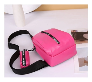 Detail der rosafarbenen Mini-Brusttasche mit Logo-Reißverschluss und kleiner Münztasche