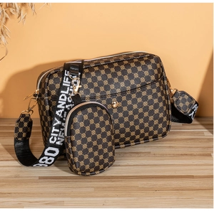Nahaufnahme der Vintage-Sticktasche mit Münzbörse und breitem City-Schultergurt