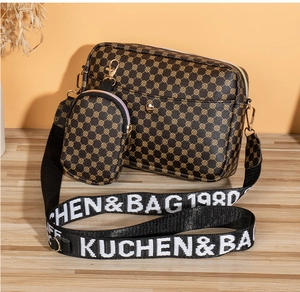 Détail du sac photo matelassé vintage et porte-monnaie avec bandoulière à lettres