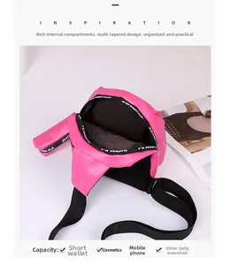 Detailansicht der pinkfarbenen Crossbody-Brusttasche mit Innenfach und Reißverschluss