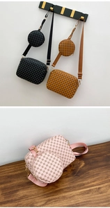 Detailansicht der Vintage-Umhängetasche mit Blumenmuster und kleiner Münztaschen-Ergänzung