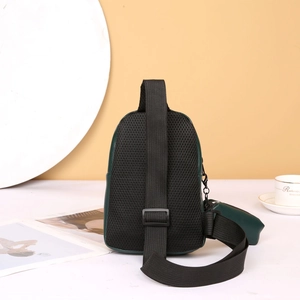 Zaino monospalla in pelle verde scuro con schienale in mesh e tracolla regolabile