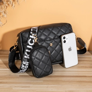 Sac bandoulière matelassé avec large sangle lettrée et petite pochette