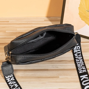 Sac bandoulière noir matelassé avec large sangle lettrée et fermeture éclair sur bois