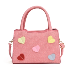 Sac à main rose en sergé avec écussons cœurs colorés et bandoulière amovible