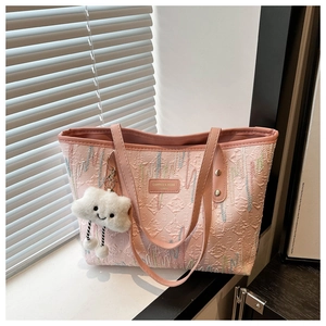 Bolso tote de jacquard rosa con asas de cuero y colgante de nube de peluche blanco